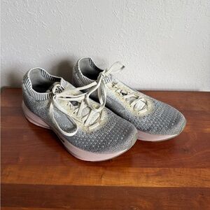 Brooks Gray Pink Levitate 2 Athletic Running Shoe Womens 7.5 Workout Activewear